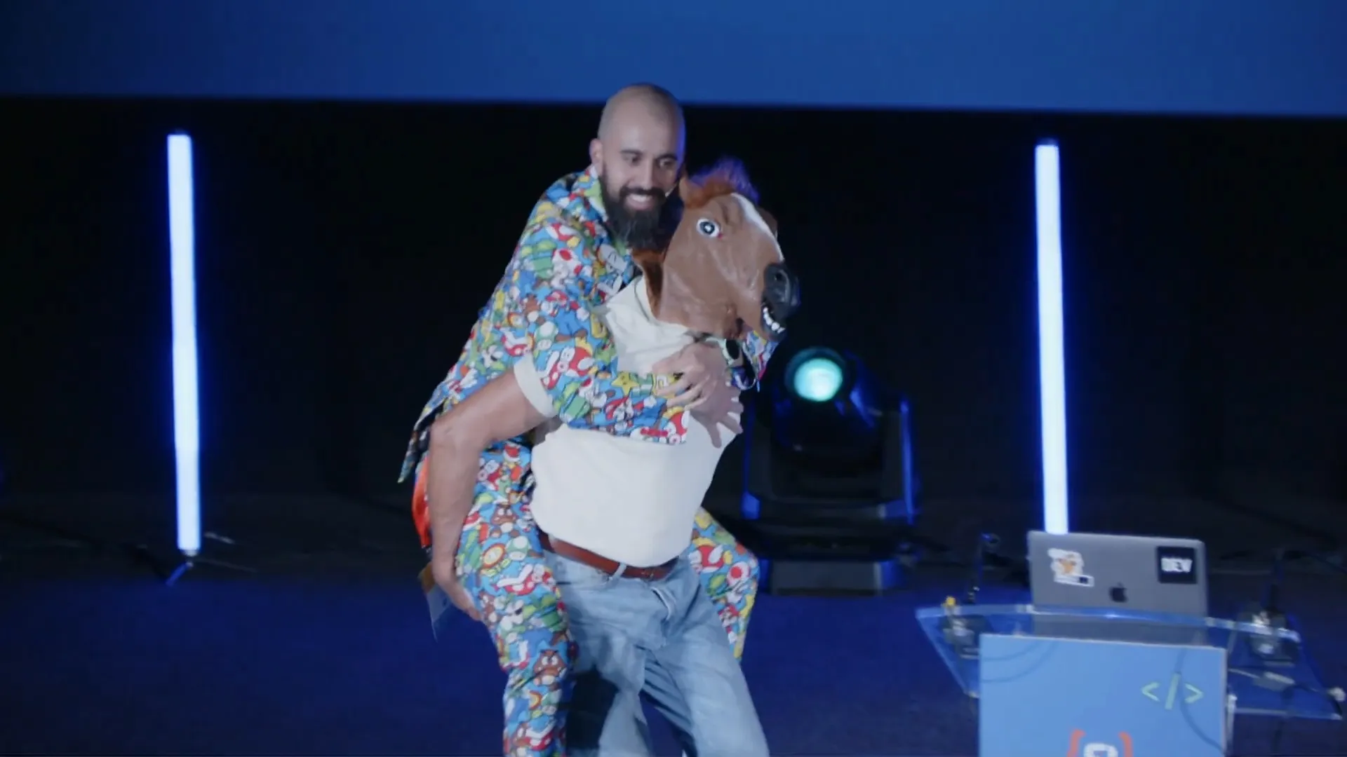 Jorge Baumann (@baumannzone) subido a un caballo en una conferencia con el traje de Mario Bros